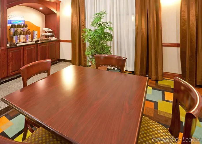 Express & - Austin - By Ihg Hotel